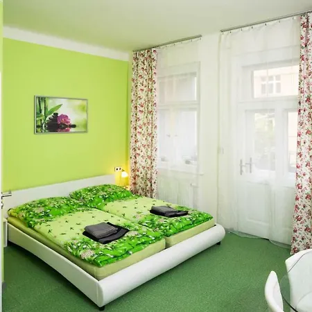 Apartment Four Year Seasons - Walkable To Centre, Metro And Riverside Prague